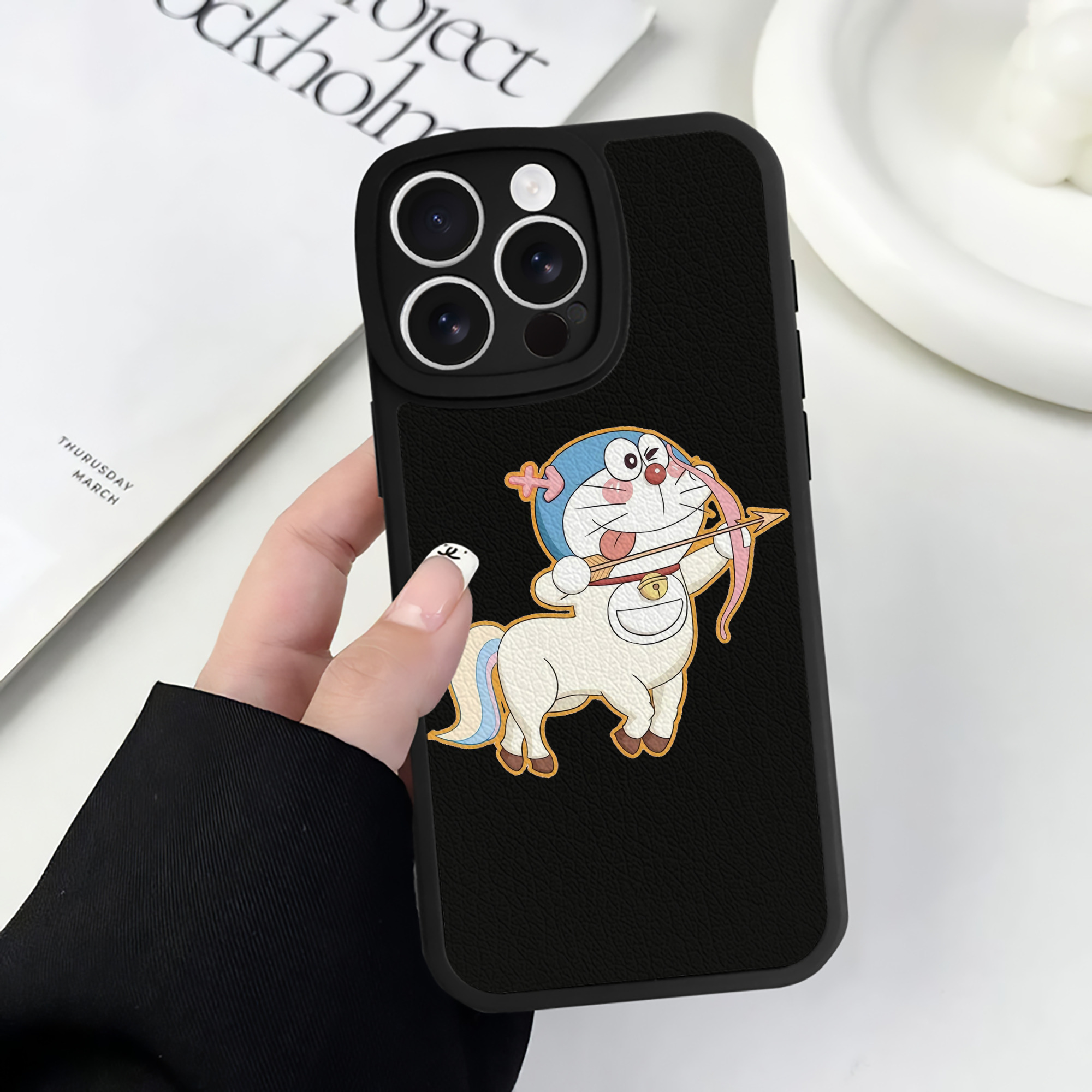 （画像用） ドラえもん Doraemon 【iPhone 16シリーズ対応】シリコンスマホケース（レザー調） 材質：シリコン